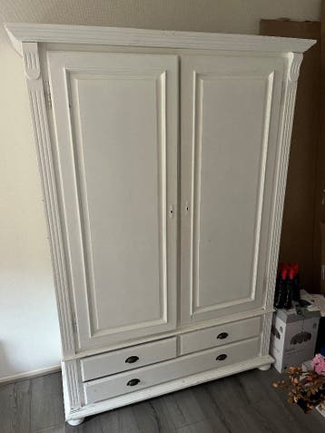Witte kast, gratis op te halen.