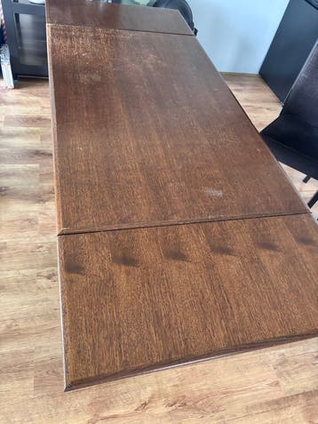 Uitschuifbare eettafel van donker hout