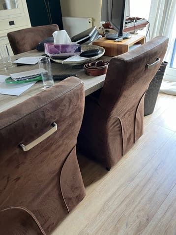 4 bruine stoelen