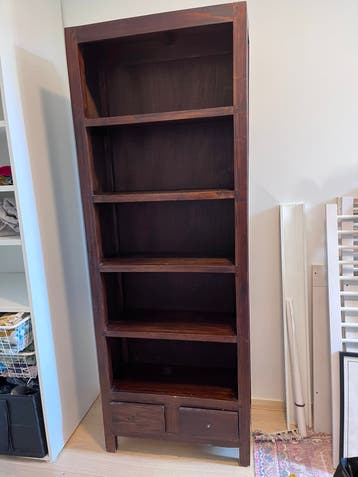 Donkere, houten boekenkast