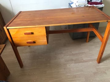 Grenen bureau met twee laden en houten stoel