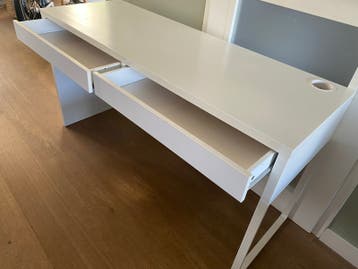 Wit bureau/kaptafel met lades en kabeldoorvoer