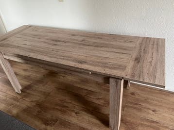 Eettafel met 4 stoelen. Gratis!