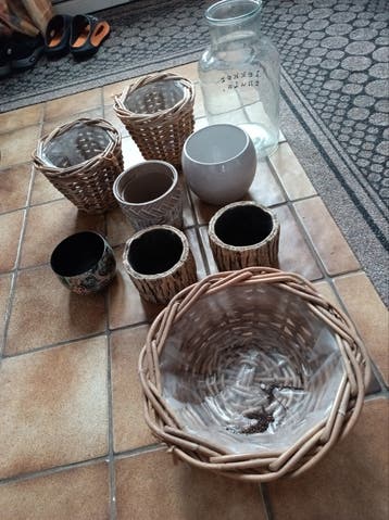 Diverse vazen en potten, inclusief rieten en houten look