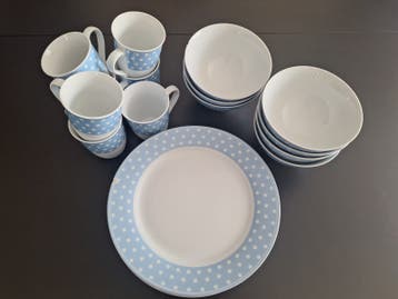 Servies met stippenpatroon