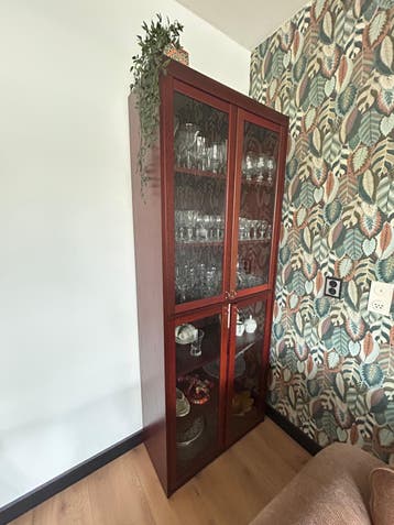 Roodbruine houten vitrinekast