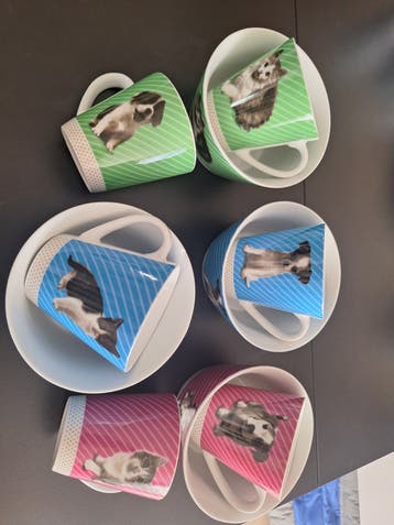 Mokken en schaaltjes met kittens en puppies, Servies