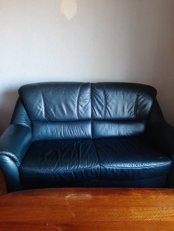 Comfortabele 2 persoonsbank van lederlook met lichte beschad