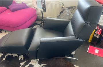 Designonstock fauteuil met voetenbank - Zwart leer