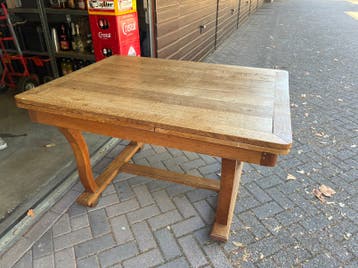 Eetkamertafel vol hout