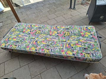 Opklapbaar logeerbed met matras
