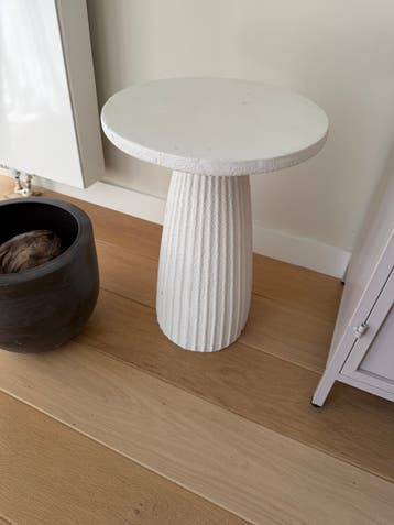 Gratis Witte ronde bijzettafel met geribbelde voet