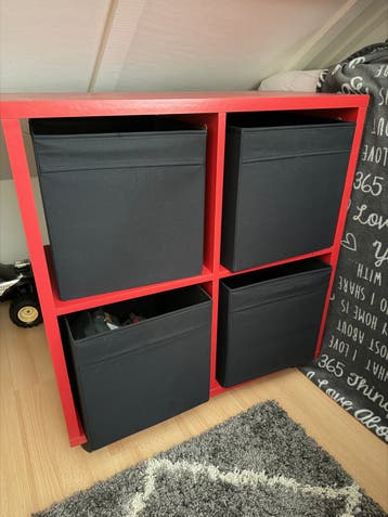 Rood kastje Ikea met 4 zwarte opbergboxen op wieltjes