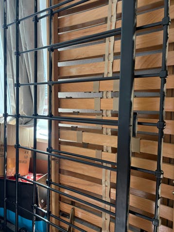 Zwart metalen bedframe met lattenbodem