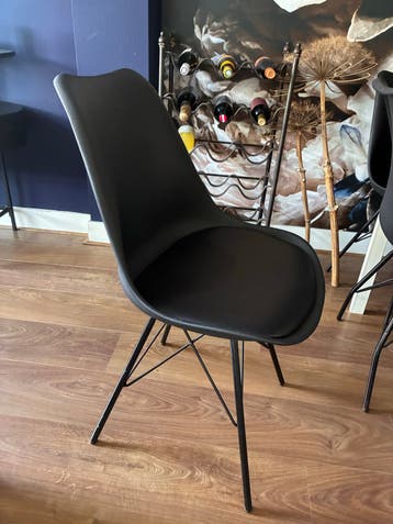 5 zwarte stoelen met kunststof rugleuning en metalen poten