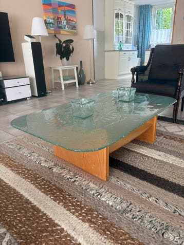 Salontafel met glazen blad en houten onderstel
