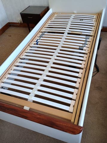 verstelbaar bed met matras, dekbed, kaptafel en nachtkastje