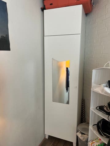 Witte kledingkast