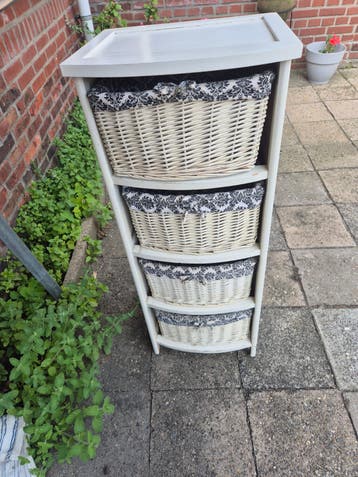 Gratis kast met mandjes