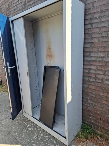 stalen kantoorkast met metalen leggers gratis