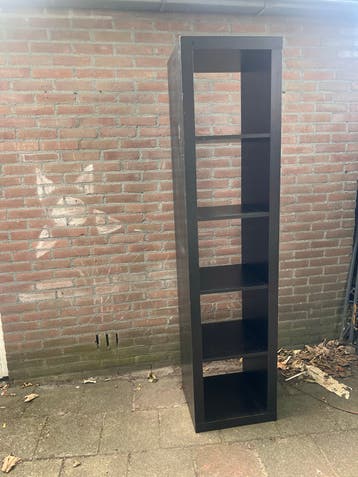 Zwarte smalle boekenkast met 5 planken