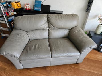 Comfortabele grijze leren tweezitsbank