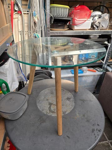 Glazen bijzettafel met houten poten