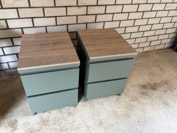 Twee nachtkastjes met lades - groen en hout