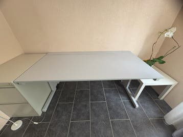 Modern grijs bureau - perfect voor thuiswerkplek