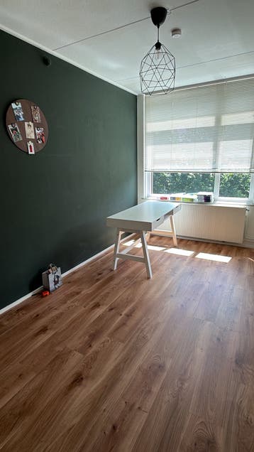Modern wit bureau met lades