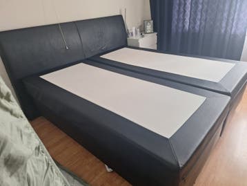 Tweepersoons boxspring bed met hoofdbord