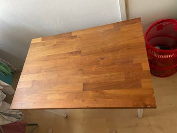 Houten bureautje met witte poten - Compact en veelzijdig