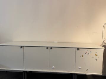 Lage witte kast met 4 deuren