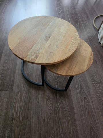 2 ronde tafels en UPPDATERA organizer van IKEA