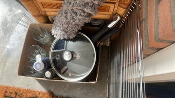 Keukenbenodigdheden: Pan, glazen, waterfles en rietjes