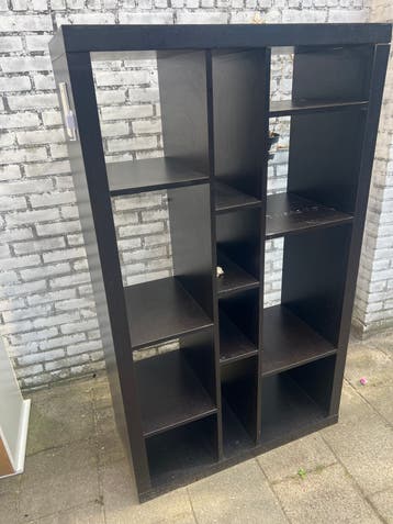 Zwart open vakkenkast met diverse vakken