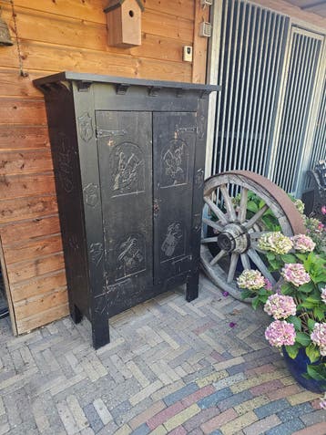kast met middeleeuwse uitstraling