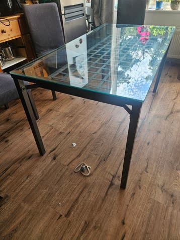 Glazen eettafel met metalen onderstel