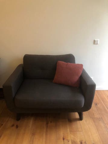 Comfortabele donkergrijze fauteuil - GRATIS