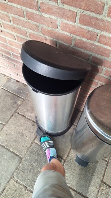 Twee RVS pedaalemmers - Gebruikt