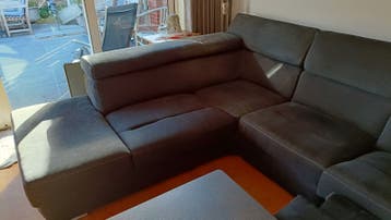 Zwarte hoekbank met elektrische relaxfunctie