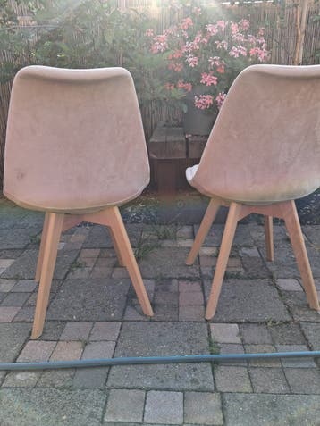 gratis set van 2 roze fluwelen stoelen met houten poten