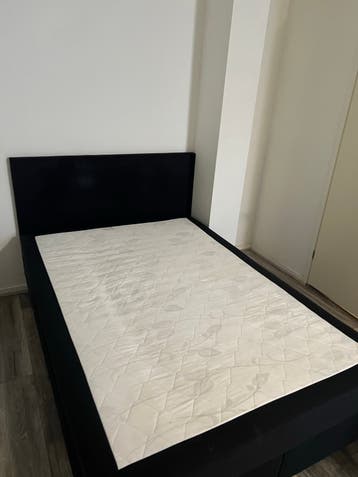 Zwart tweepersoonsbed met matras - Zo goed als nieuw