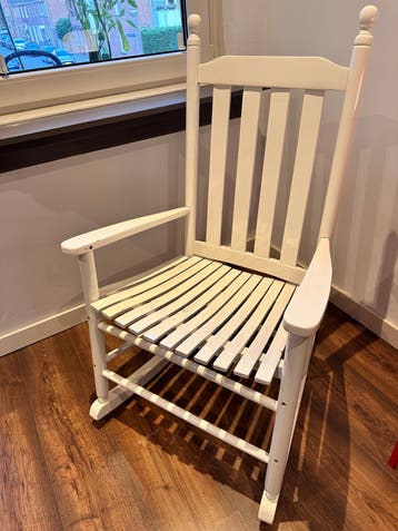 Witte houten schommelstoel