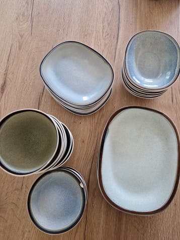 Mooie set servies: borden en kommen in blauw en groen