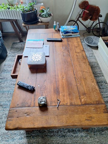 Robuuste eikenhouten salontafel met lade