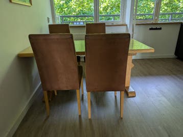 Set van 4 bruine eetkamerstoelen met houten poten