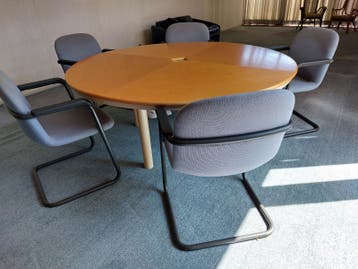 Eet- of vergadertafel met zes comfortabele stoelen