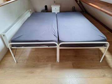 Twee eenpersoons bedden met matras