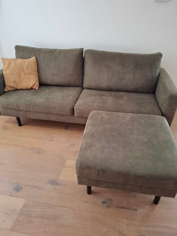 olijf groene 2,5 zits bank met hocker. Leen Bakker Collin